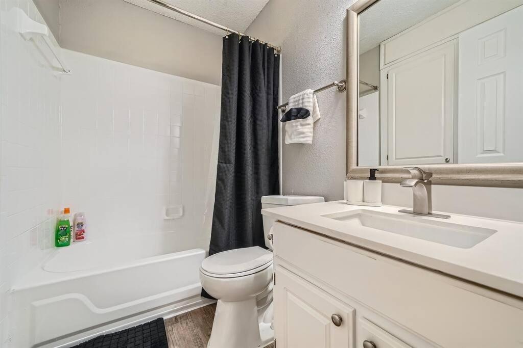 Chic 2B Getaway - 10Min To Dtwn - W/D, Pool, Prkg Austin Exterior foto