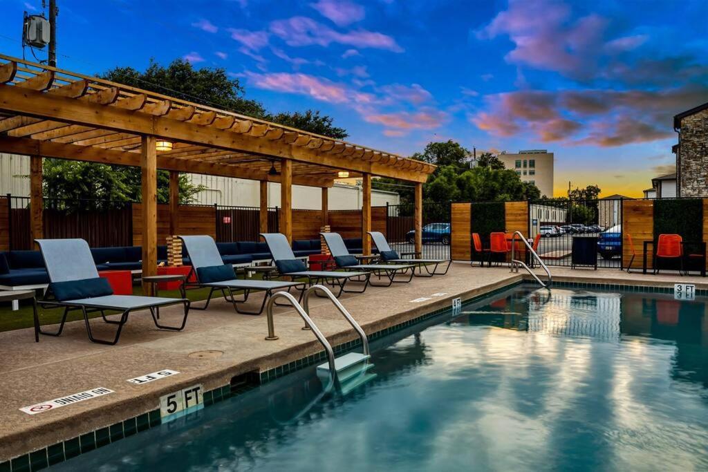 Chic 2B Getaway - 10Min To Dtwn - W/D, Pool, Prkg Austin Exterior foto