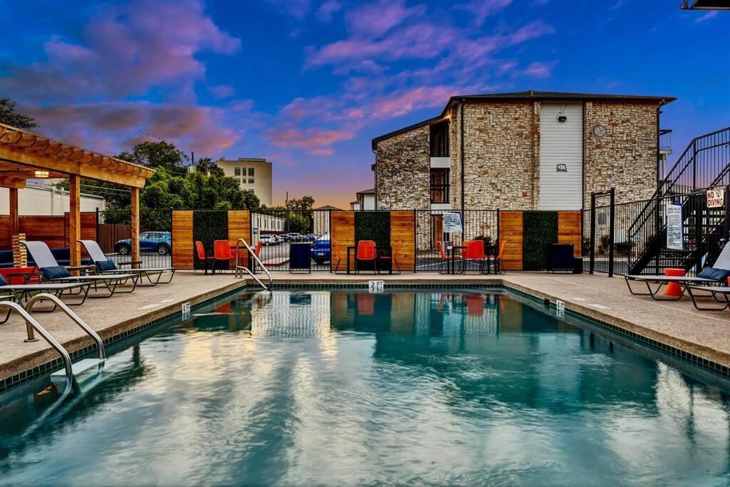 Chic 2B Getaway - 10Min To Dtwn - W/D, Pool, Prkg Austin Exterior foto